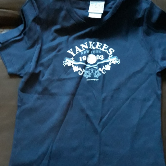 Tops - Official Yankees tshirt